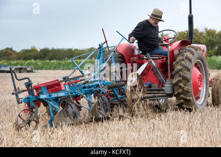 Oldtimer Traktor Pflügen Wettbewerb auf Fairford, Faringdon, Filkins und Burford Pflügen Gesellschaft zeigen. Lechlade an der Themse, Gloucestershire, VEREINIGTES KÖNIGREICH Stockfoto