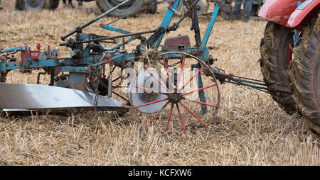 Oldtimer Traktor Pflügen Wettbewerb auf Fairford, Faringdon, Filkins und Burford Pflügen Gesellschaft zeigen. Lechlade an der Themse, Gloucestershire, VEREINIGTES KÖNIGREICH Stockfoto