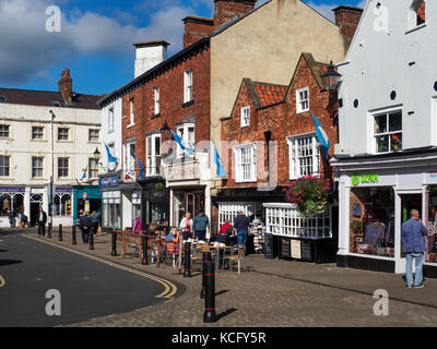 Marktplatz mit der ältesten Apotheke und Lavendel Tee Zimmer in Knaresborough North Yorkshire England Stockfoto