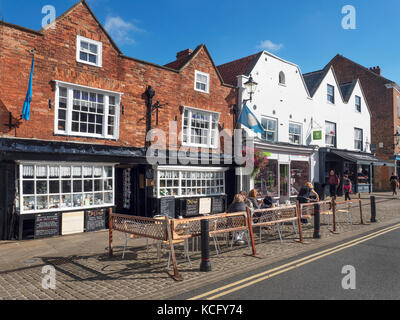 Marktplatz mit der ältesten Apotheke und Lavendel Tee Zimmer in Knaresborough North Yorkshire England Stockfoto