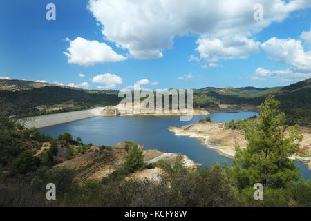 Die Kannaviou Damm, der viertgrößten Damm in Zypern und der drittgrößte Staudamm in der Paphos District mit einer Kapazität von 17,2 Mio. kubische Meter. Stockfoto