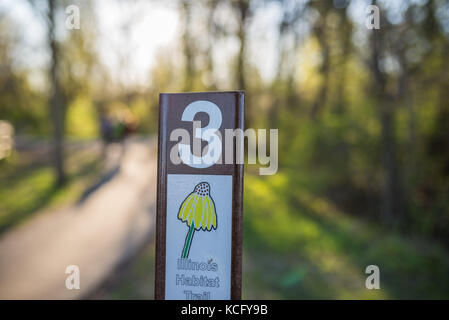 Illinois Lebensraum Wanderweg Wegweiser in Forest Preserve Stockfoto