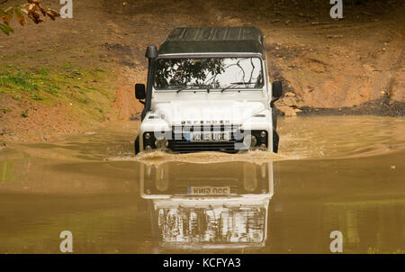 Geländewagen im Geländewagen durch den Fluss in einem Land Rover Defender Stockfoto