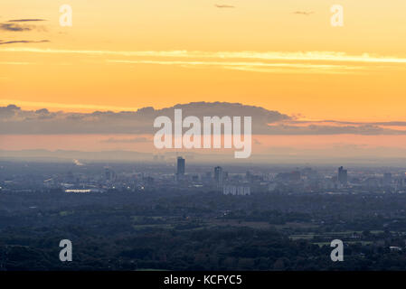 Luftaufnahme von Manchester City und die Skyline im Sonnenuntergang Stockfoto