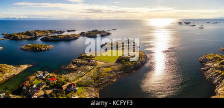 Fußballfeld in Henningsvær von oben Stockfoto