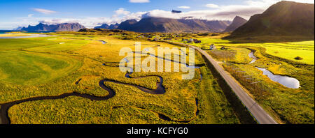 Landschaftlich reizvolle Straße durch die Berge auf Lofoten in Norwegen Stockfoto