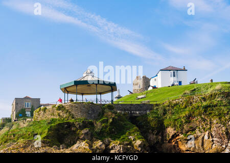 Offshore, Musikpavillon und Gebäude auf Castle Hill Aussichtspunkt im Pembrokeshire Coast National Park. Tenby, Pembrokeshire, Wales, Großbritannien, Großbritannien Stockfoto