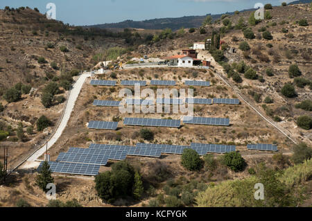 Ein kleines solar Farm im Paphos Region der Republik Zypern Stockfoto