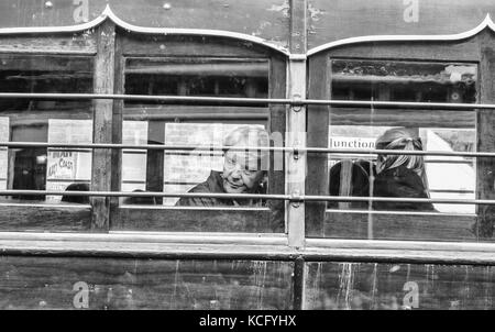 Passagiere auf Snaefell Mountain Railway Tram Car, Laxey Station, Insel Man. Stockfoto