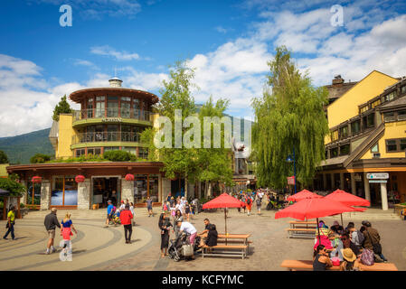 Blick auf die Straße mit vielen Touristen in Whistler Village Stockfoto