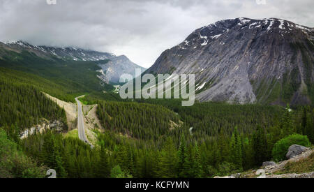 Malerischer Blick auf Icefields Parkway und Cirrus Mountain im Banff National Park Stockfoto