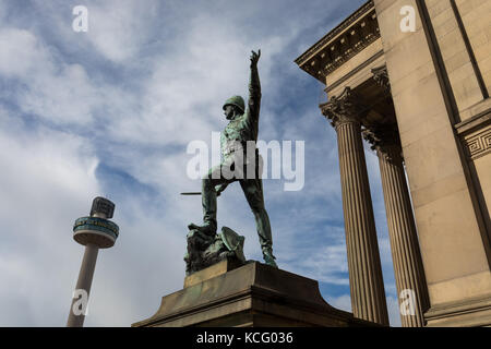 Denkmal für Major General William Earle vor St. George's Hall, Radio City Tower im Hintergrund, Liverpool, Merseyside, UK Stockfoto