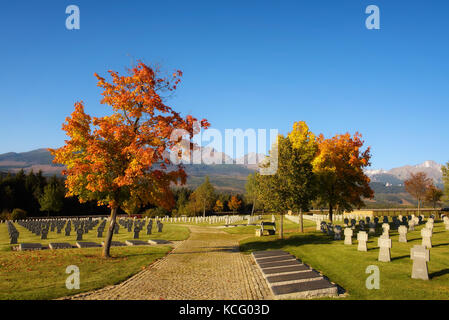 Deutschen Soldatenfriedhof im Herbst mit der Hohen Tatra im Hintergrund Stockfoto