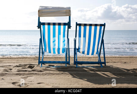 Zwei leere Liegestühle am Strand Stockfoto