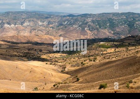 Ein Blick auf landwirtschaftlichen Flächen und den Ausläufern des Massif Troodos Gebirge im Norden, Region Paphos, Zypern. Stockfoto