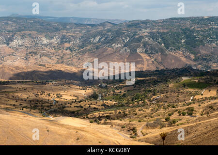 Ein Blick auf landwirtschaftlichen Flächen und den Ausläufern des Massif Troodos Gebirge im Norden, Region Paphos, Zypern. Stockfoto