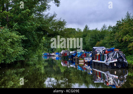 Bunte Hausboote günstig entlang des Grand Union Canal in Rickmansworth, Großbritannien. Stockfoto