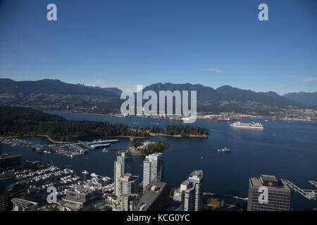 Nordamerika, Kanada, Britisch Kolumbien, Vancouver, hohen Winkel Blick auf Vancouver, Stanley Park. Wasser und Hafen. Celebrity Cruise Stockfoto