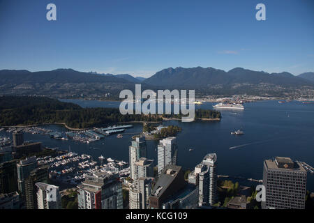 Nordamerika, Kanada, Britisch Kolumbien, Vancouver, hohen Winkel Blick auf Vancouver, Stanley Park. Wasser und Hafen. Celebrity Cruise Stockfoto