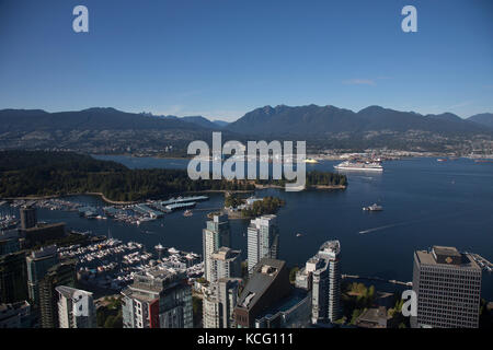 Nordamerika, Kanada, Britisch Kolumbien, Vancouver, hohen Winkel Blick auf Vancouver, Stanley Park. Wasser und Hafen. Celebrity Cruise Stockfoto