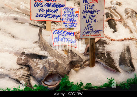 Meeresfrüchte zum Verkauf an öffentlichen Market Center Farmers Market Pike Place Market in Seattle, Washington Stockfoto