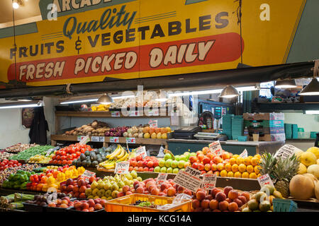 Frisches Gemüse und Früchte zum Verkauf an die Öffentlichkeit Market Center Farmers Market Pike Place Market in Seattle, Washington Stockfoto