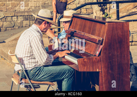 BARCELONA, SPANIEN - 20. Juni 2017: Pianist und Trompeter spielt für Touristen vor der Metropolitan Kathedrale Basilica von Barcelona Stockfoto