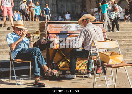 BARCELONA, SPANIEN - 20. Juni 2017: Pianist und Trompeter spielt für Touristen vor der Metropolitan Kathedrale Basilica von Barcelona Stockfoto