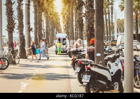 BARCELONA, SPANIEN - 21. Juni 2017: Fußgänger gehen auf einem Radweg am Meer Stockfoto