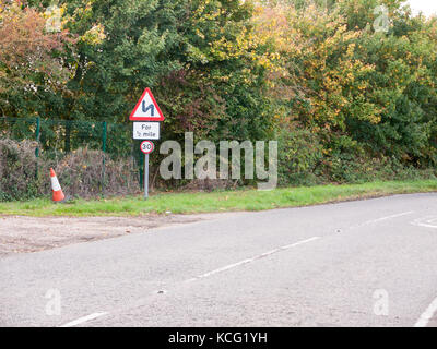 Schild biegen für eine halbe Meile post Pole keine Autos, Verkehr, Essex, England, Großbritannien Stockfoto