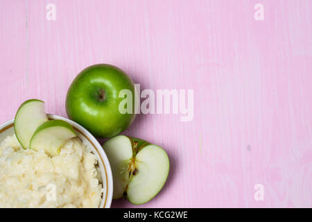 Haferbrei mit Apfel für Frühstück Stockfoto