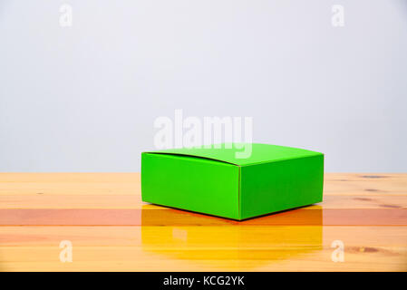 Leeres Paket grün Karton mock up für Produkte auf hellem Holztisch mit kopieren. Stockfoto