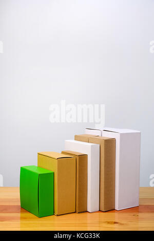 Gruppe von Karton verschiedene Farbe und Größe, Haufen von Paket aus Papier für Mock-up auf hellem Holztisch mit kopieren. Stockfoto