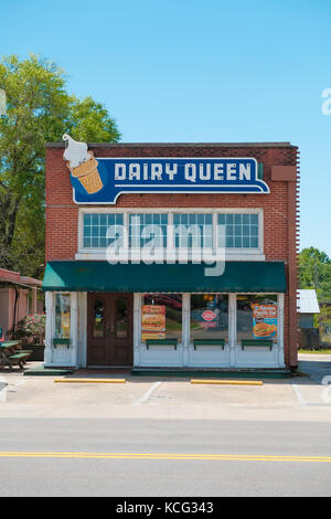 Ein Dairy Queen Eisdiele in einem alten Backsteingebäude in Andalusia, Alabama, USA. Stockfoto