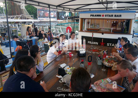 Diners bei Garnelen Stern, Trawler umgewandelt in ein Fischrestaurant in der Marina, Cairns, Queensland, Australien. Keine MR oder PR Stockfoto