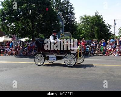 Eine hölzerne Nachbildung eines Oldtimer in der jährlichen Parade Juli 4. Stockfoto