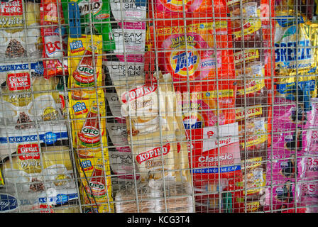 Pakete von Chips im Sari-Sari Store, Angeles, Philippinen. Stockfoto