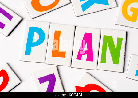 Wort Plan aus bunte Buchstaben auf weißem Hintergrund Stockfoto