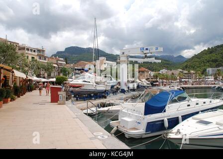 Boote im Hafen von Port de Soller auf der spanischen Insel Mallorca am 6. September 2017. Stockfoto