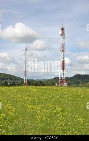 Kommunikation Turm auf einem Hügel Stockfoto