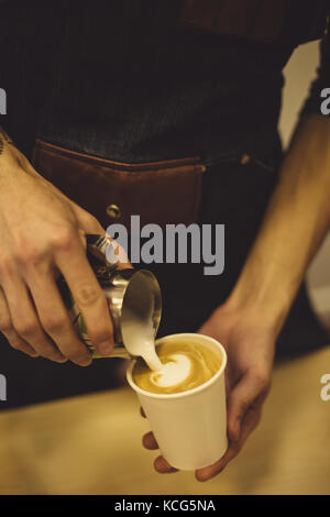 Barkeeper Kaffee in die Tasse gießen Stockfoto