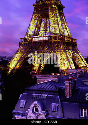 Eiffelturm in der Abenddämmerung, Blick über Dächer, Paris, Frankreich Stockfoto