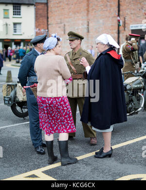 Gruppe von Menschen, die in der 1940er Vintage Kleidung, Welshpool, Powys, 2017 gekleidet Stockfoto