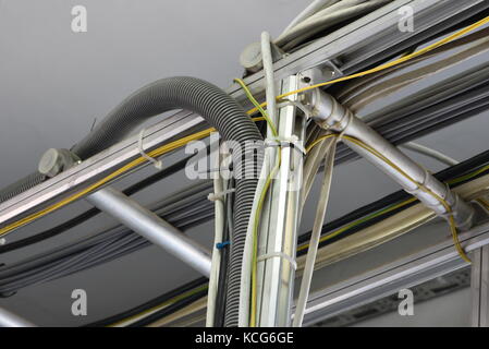 Kabelrinnen im Gebäude Stockfoto