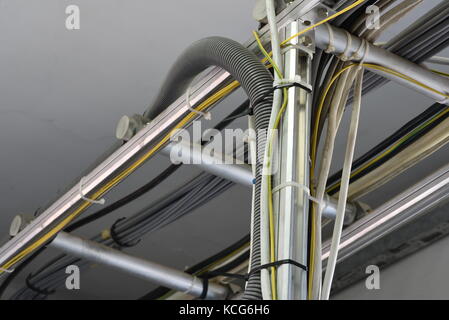 Kabelrinnen im Gebäude Stockfoto