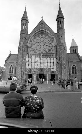 Clonard Kloster ist eine römisch-katholische Kirche und Kloster, gelegen an der Falls Road in Belfast, Nordirland. Der Komplex, der von der katholischen Redemptoristen Orden entwickelt wurde. Die Mitglieder dieser Orden wurde ursprünglich 1896 in Belfast. Sie zunächst eine kleine Dose Kirche auf dem Gelände der clonard House im Jahr 1897. Im Jahr 1890 ein Kloster war in diesem Boden eröffnet und 1911 wurde die Kirche des heiligen Erlöser auf dem Gelände eröffnet und ersetzte den tin Kirche. clonard wird auch als Veranstaltungsort für zahlreiche Feste in der Stadt, vor allem féile eine phobail und hält einen annua Stockfoto