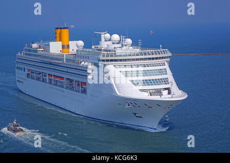 Kaohsiung, Taiwan - 12. September 2017: Das luxuriöse Kreuzfahrtschiff Costa Victoria aus Japan Ansätze kaohsiung Port. Stockfoto