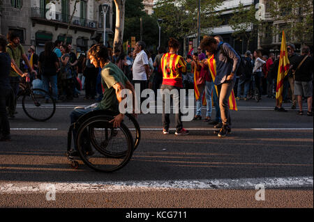 Dienstag, 03. Oktober 2017. Barcelona, Katalonien. katalanisch Referendum. Menschen in Barcelona versammelt. Menschen auf der adjacents Straßen von der Rallye. Stockfoto