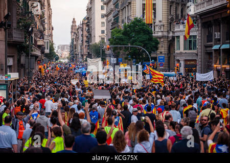 Dienstag, 3. Oktober 2017. Barcelona, Katalonien. Referendum in Katalonien. Menschen versammelten sich in Barcelona. Studenten protestieren in der Via Laietana. Als Reaktion Stockfoto