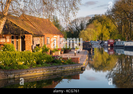 Narrowboats im Canal Basin auf der Oxford Canal Thrupp Oxfordshire England Stockfoto